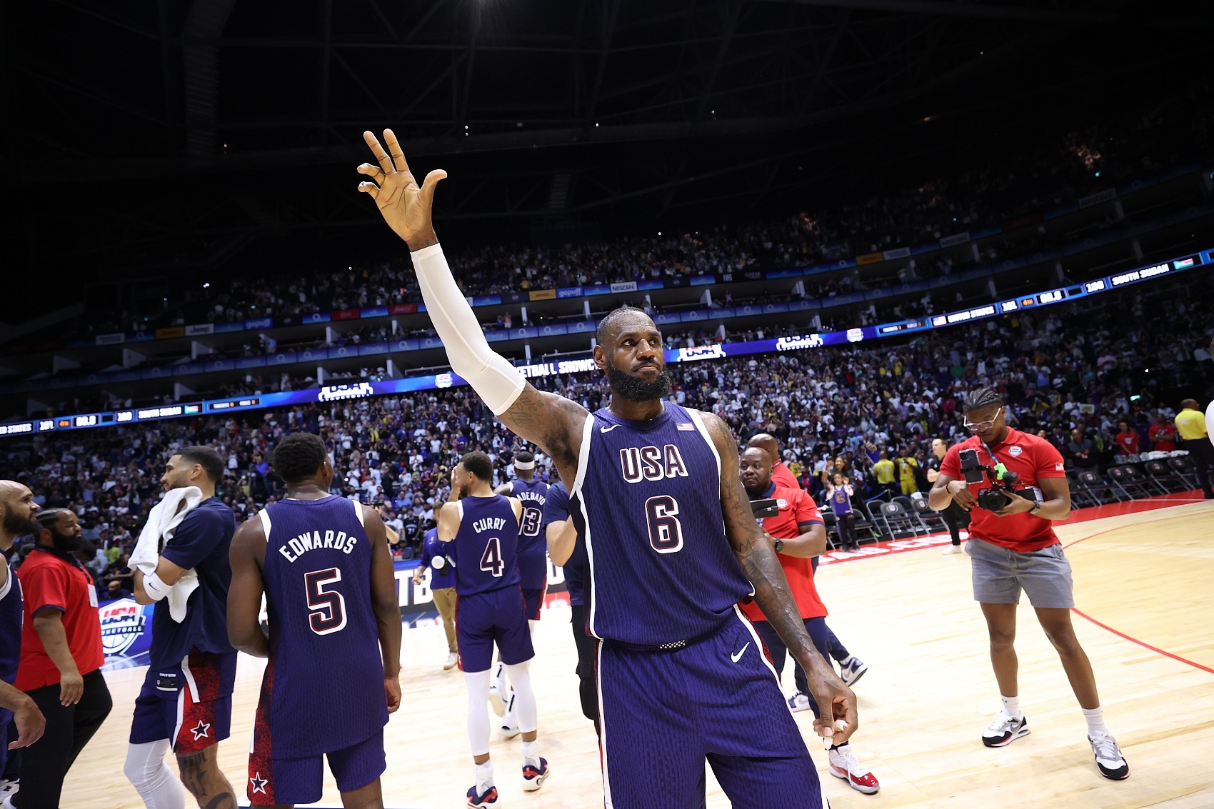 美国NBA历史首人！老詹当选奥运会旗手 一个时代的全球标杆偶像